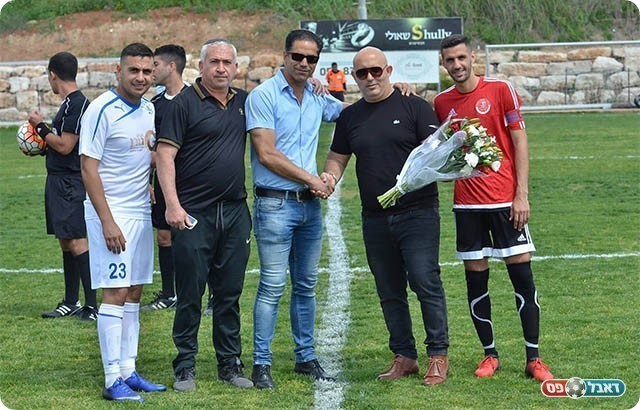 התקבל בזר פרחים. איתן טייב (אבי רביבו)